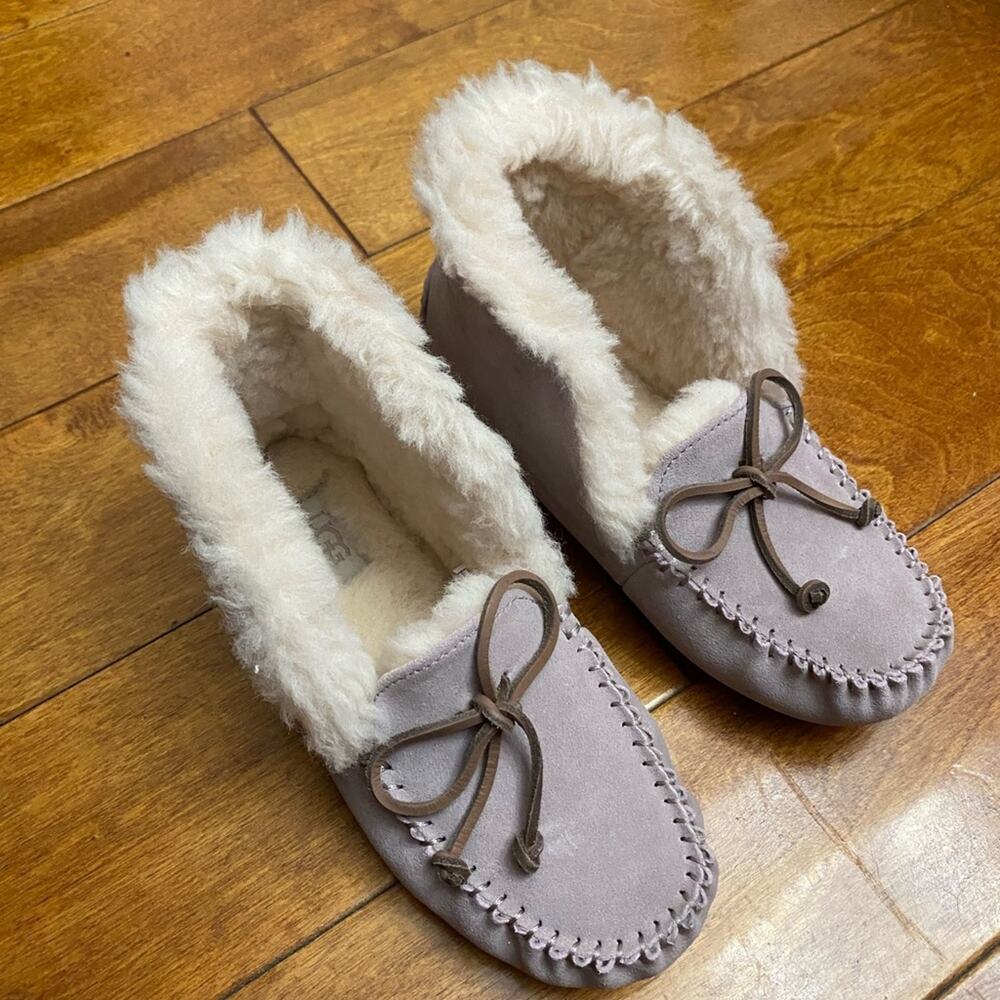 Light pink Ugg slippers in size 3